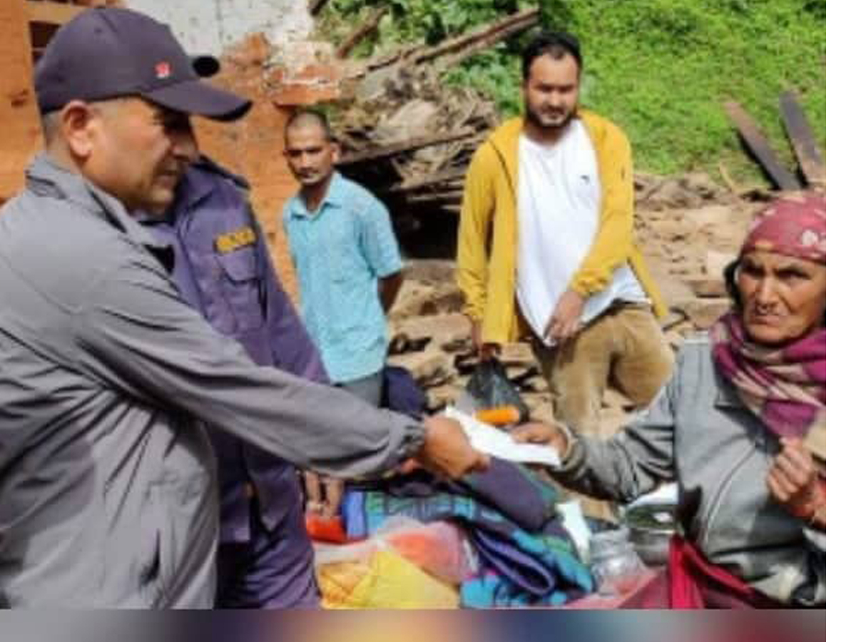 बैतडी : पहिरो पीडितलाई गाउँपालिकाको राहत 